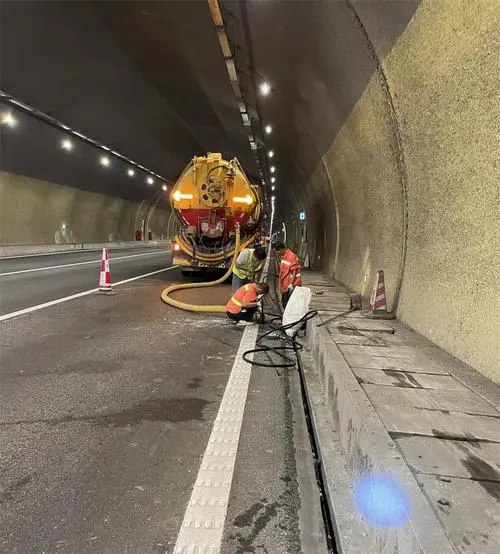 巢湖隧道排水渠清淤